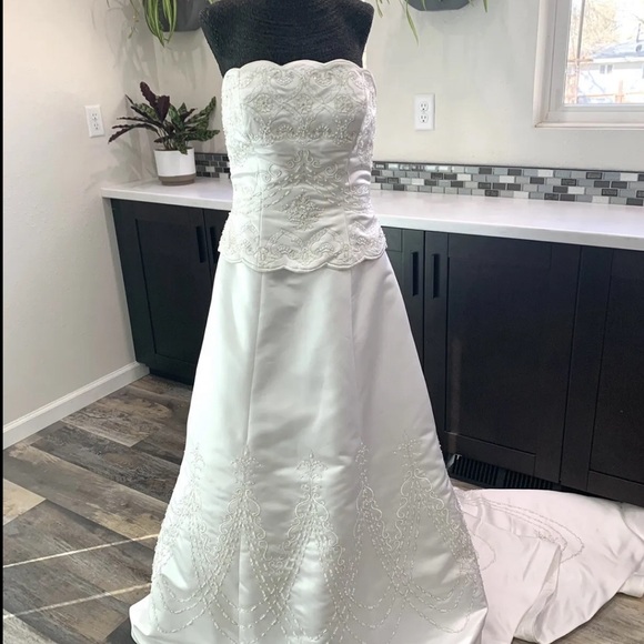 🚫SOLD🚫Gorgeous beaded White Scalloped Bodice wedding gown Sz 10 - Picture 10 of 11